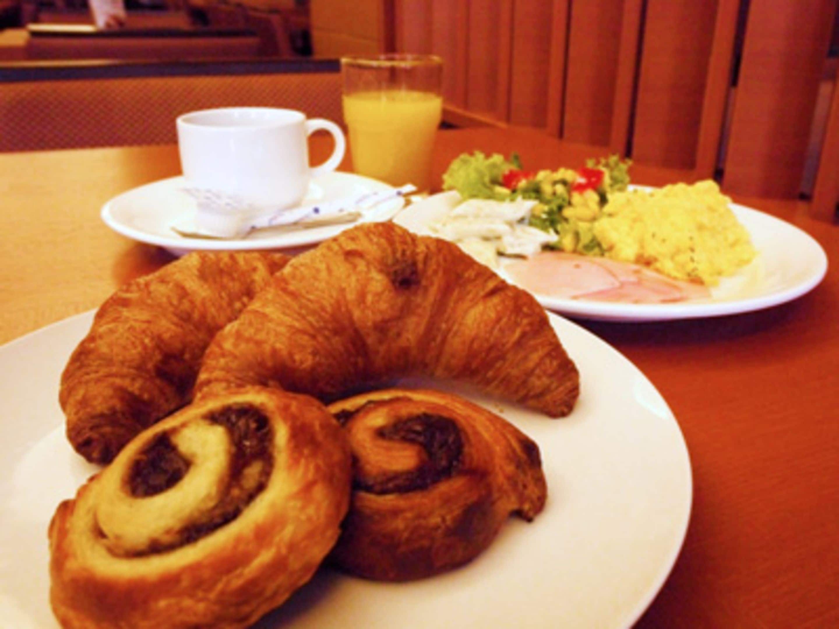 free buffet breakfast