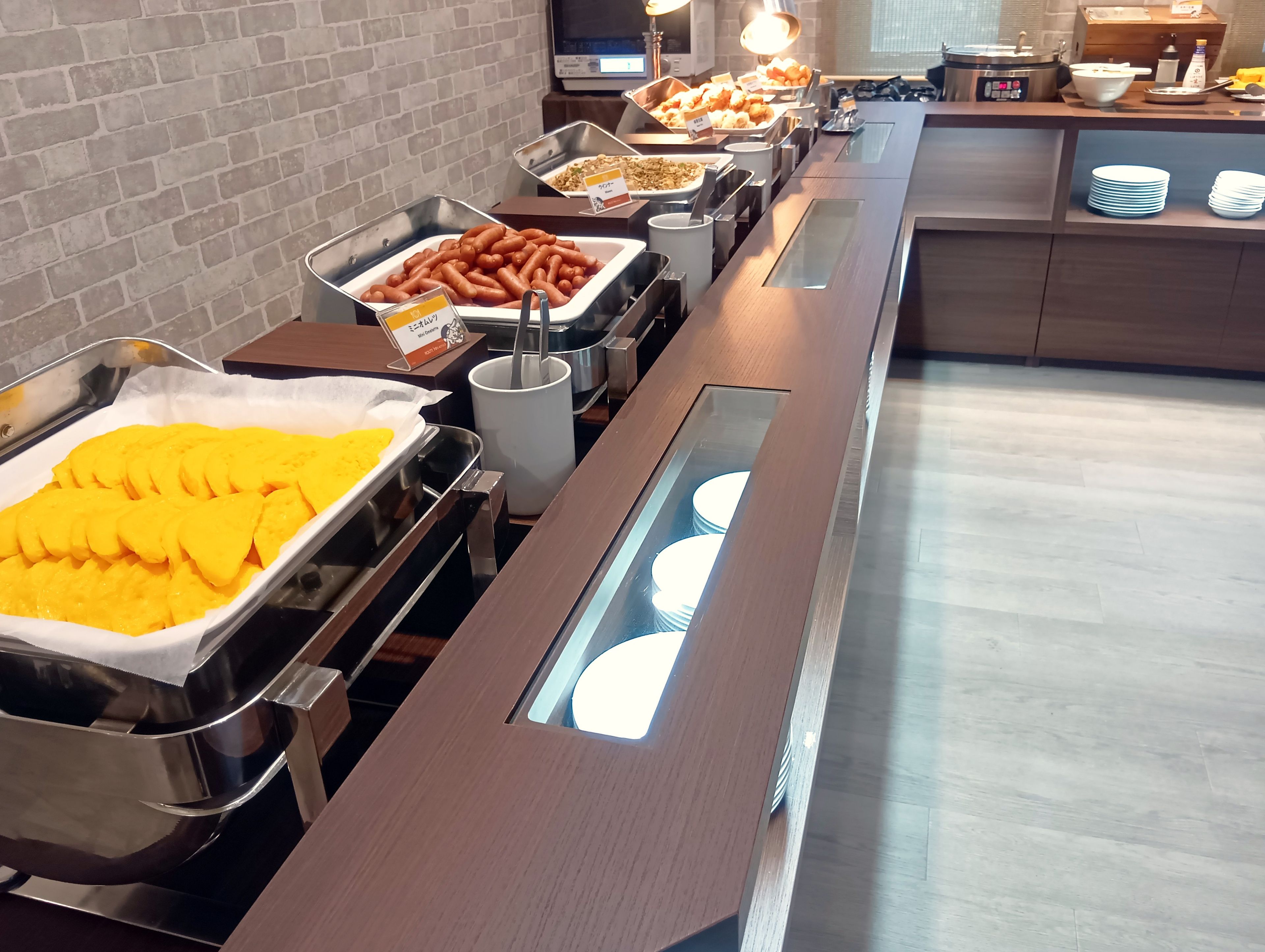 En buffet med forskellige retter og bestik.