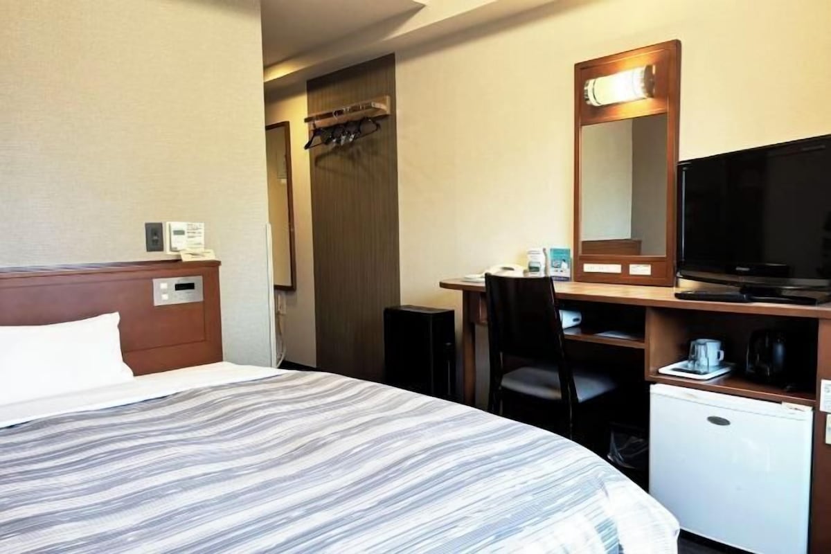 Desk, WiFi (free), bed sheets