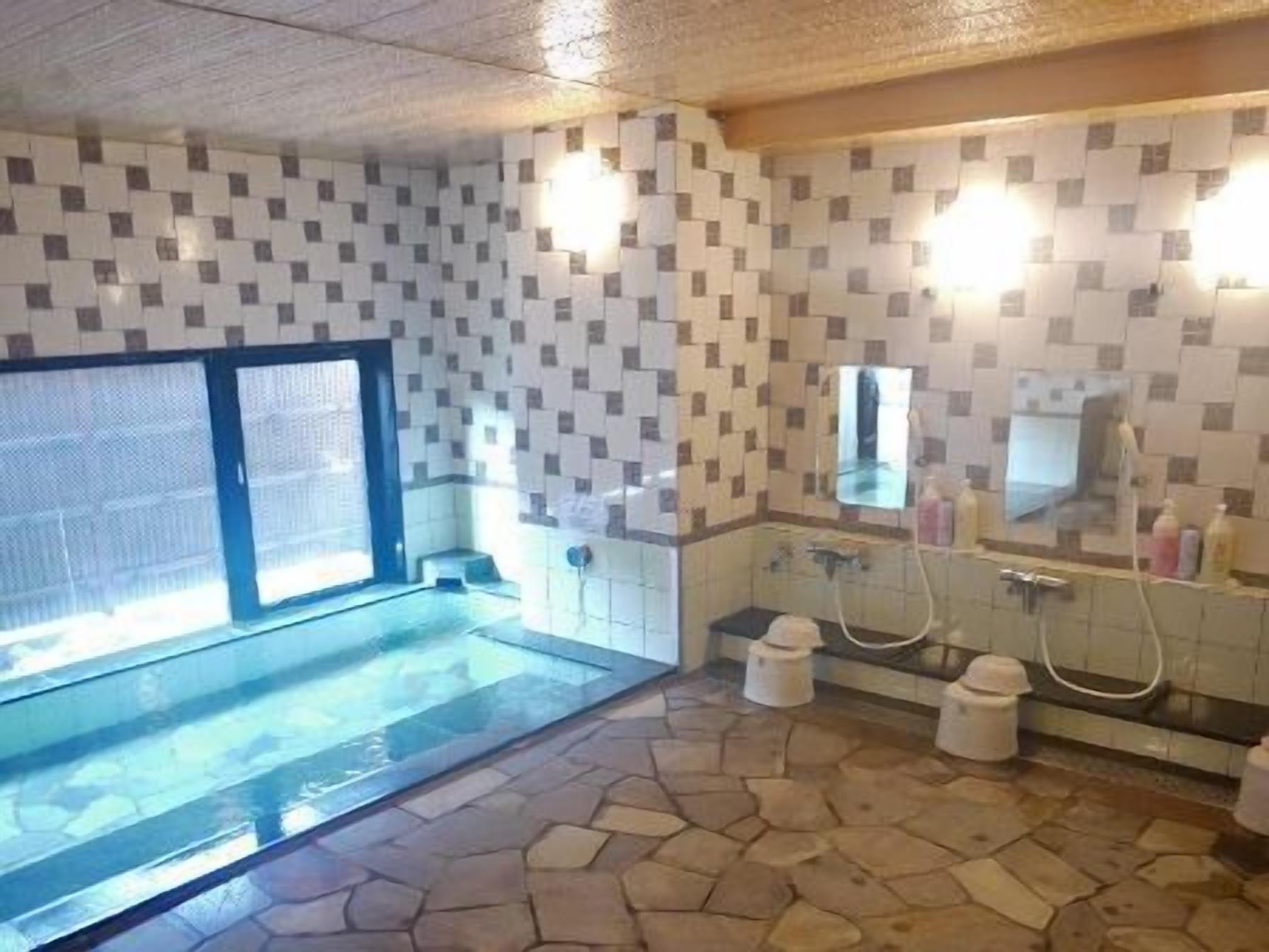 Indoor spa tub