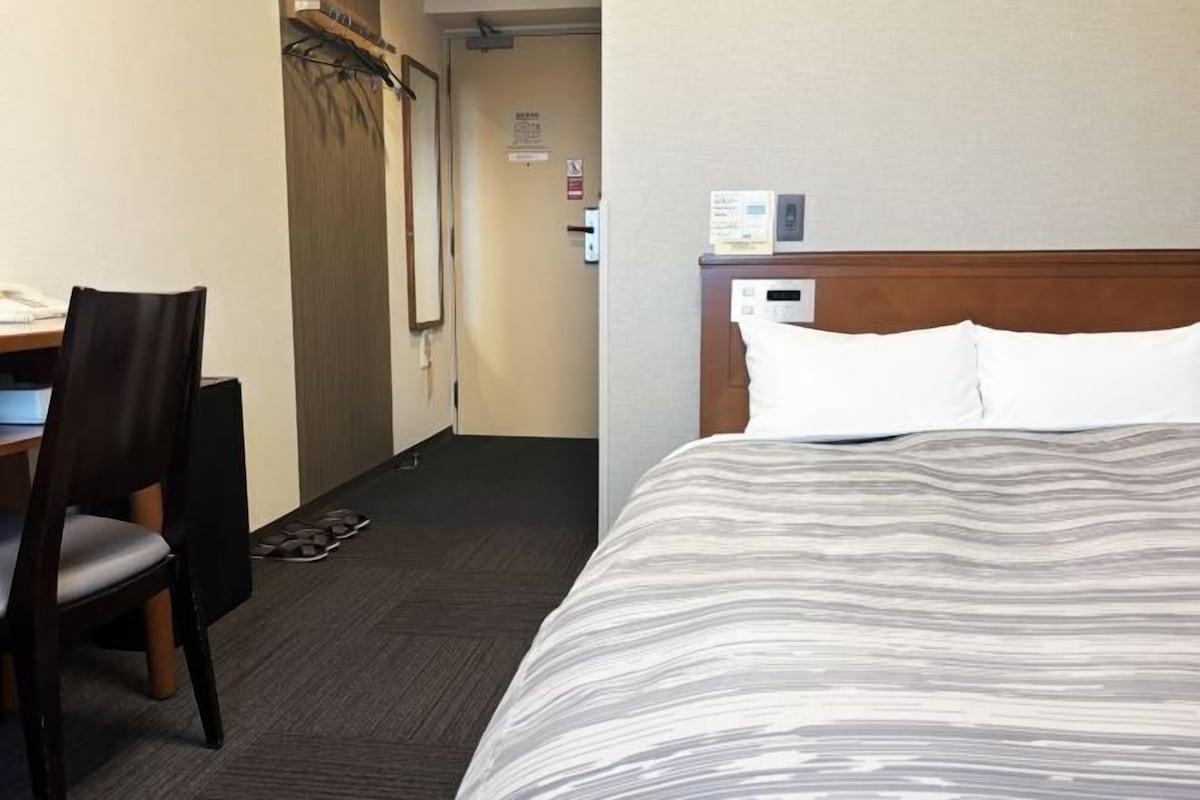 Desk, WiFi (free), bed sheets
