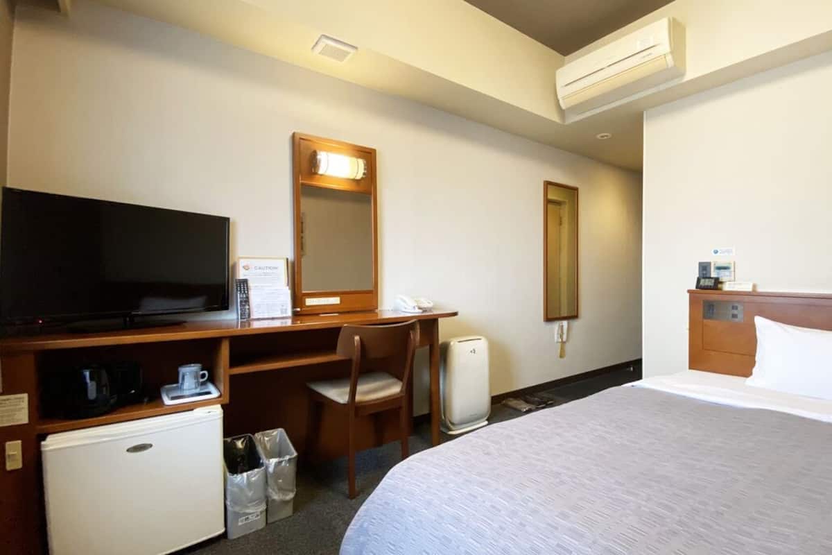 Desk, WiFi (free), bed sheets