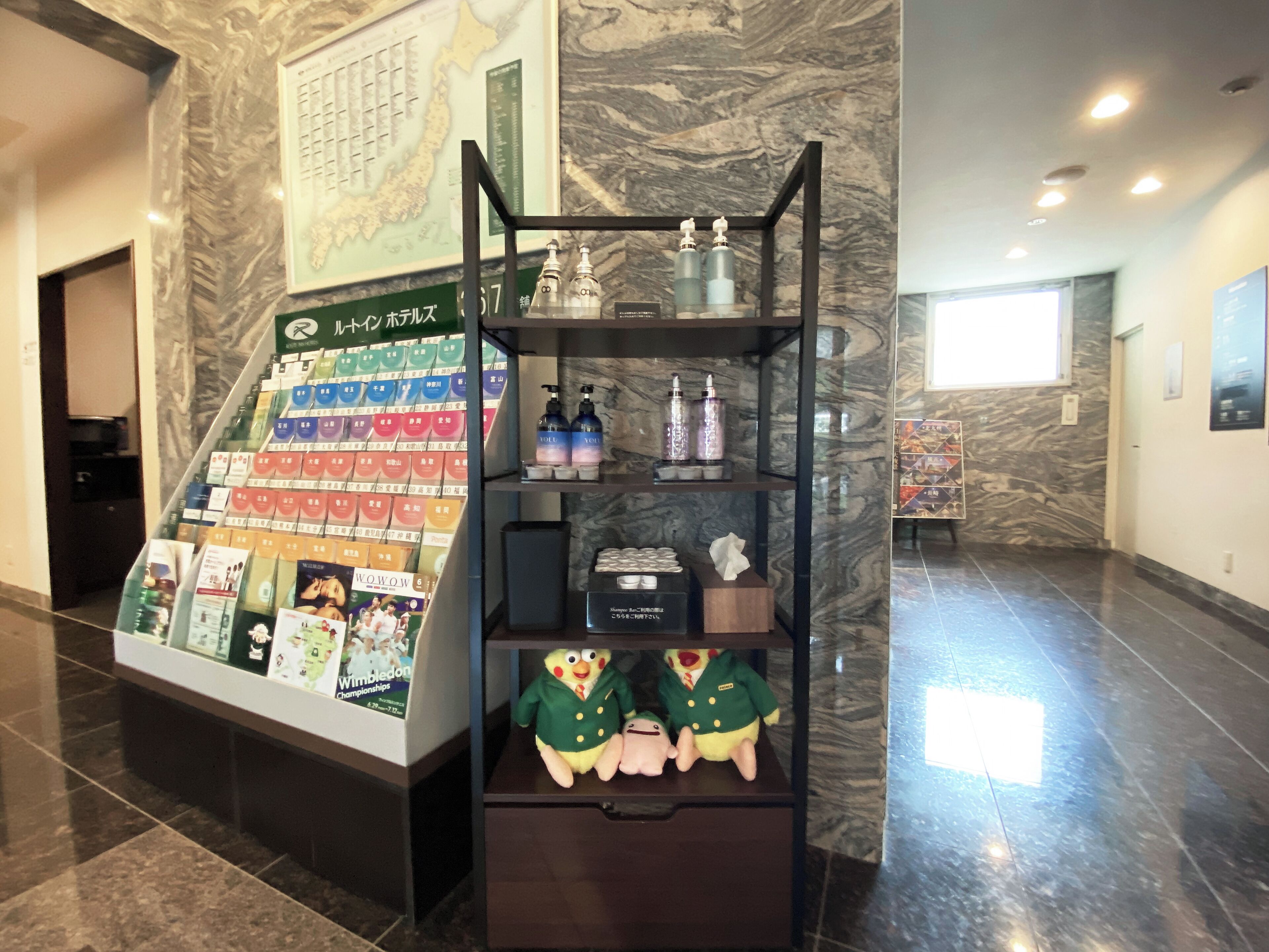 Artigos de higiene pessoal e um brinquedo macio expostos no saguão do hotel.