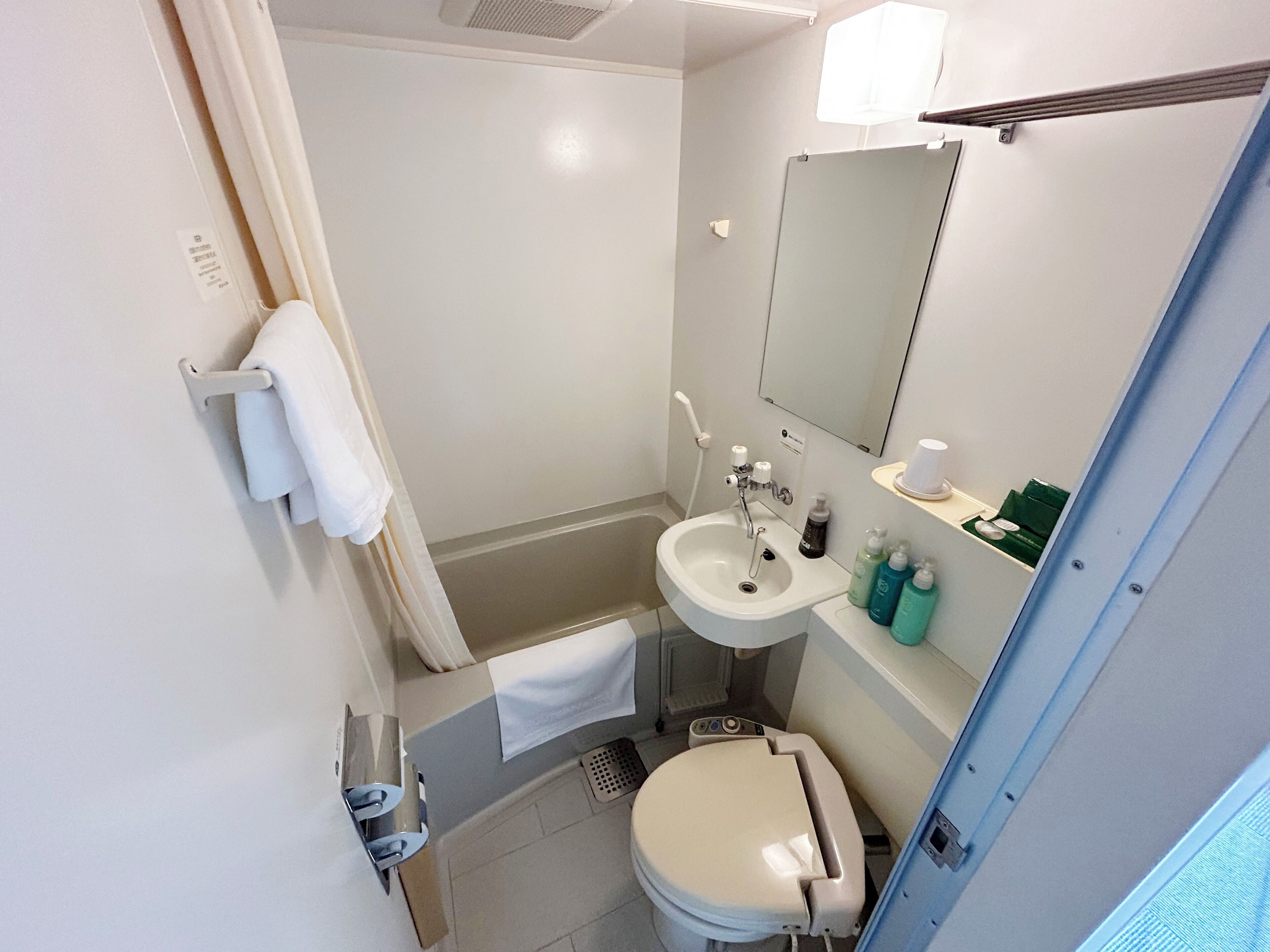 combined shower/bathtub, free toiletries, hair dryer, slippers