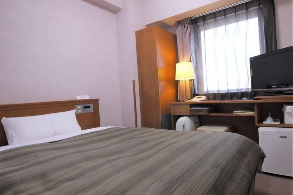 Een bureau, gratis wifi, beddengoed