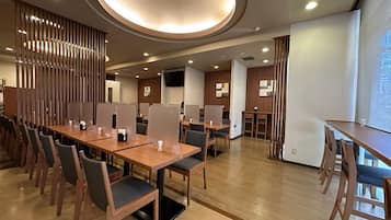 Daily buffet breakfast (JPY 1000 per person)