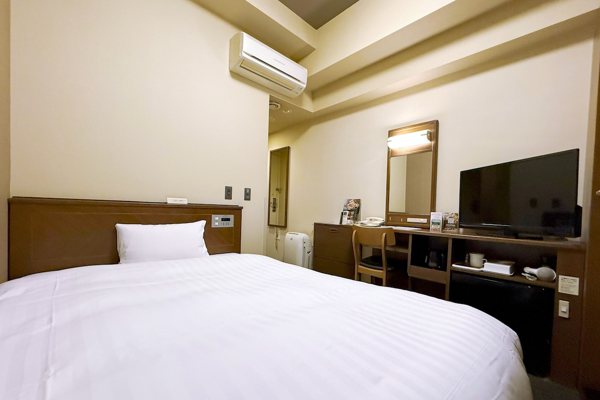 Desk, WiFi (free), bed sheets
