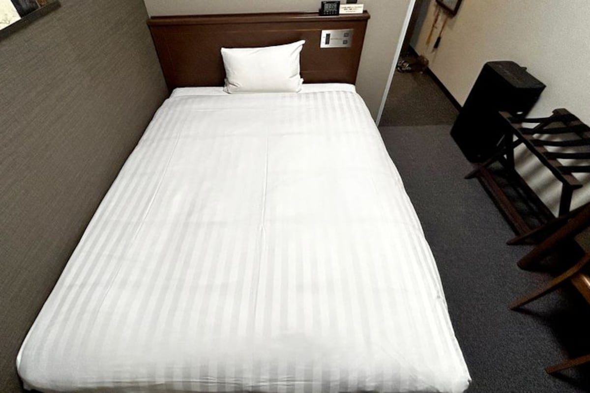 Desk, WiFi (free), bed sheets