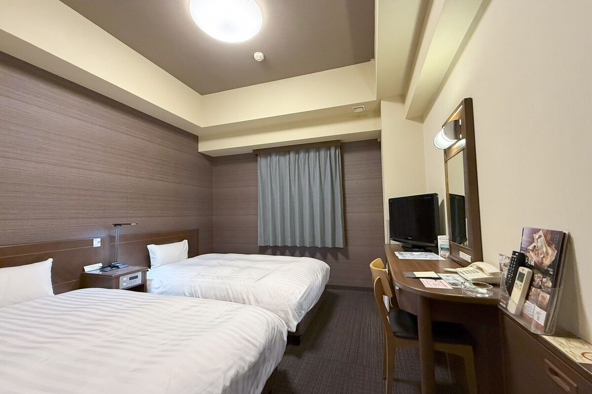 Desk, WiFi (free), bed sheets