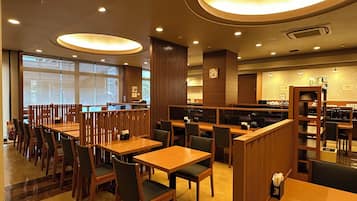 Se sirven cenas y cocina japonesa