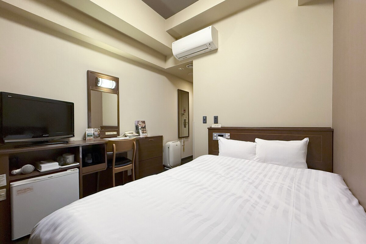 Desk, WiFi (free), bed sheets