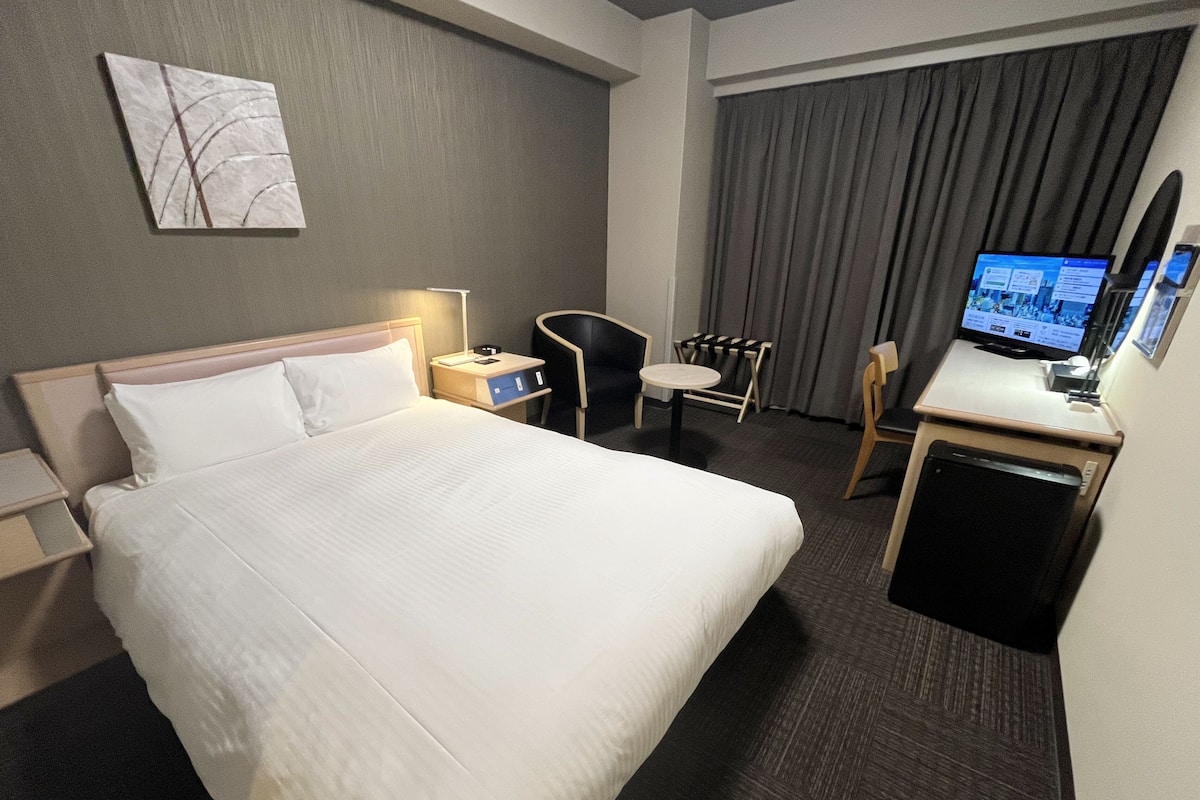 Cofres nos quartos, Wi-Fi de cortesia, roupa de cama