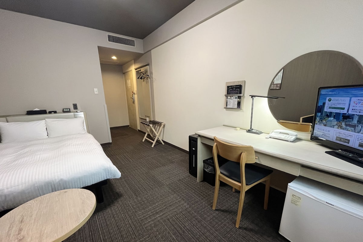 Cofres nos quartos, Wi-Fi de cortesia, roupa de cama