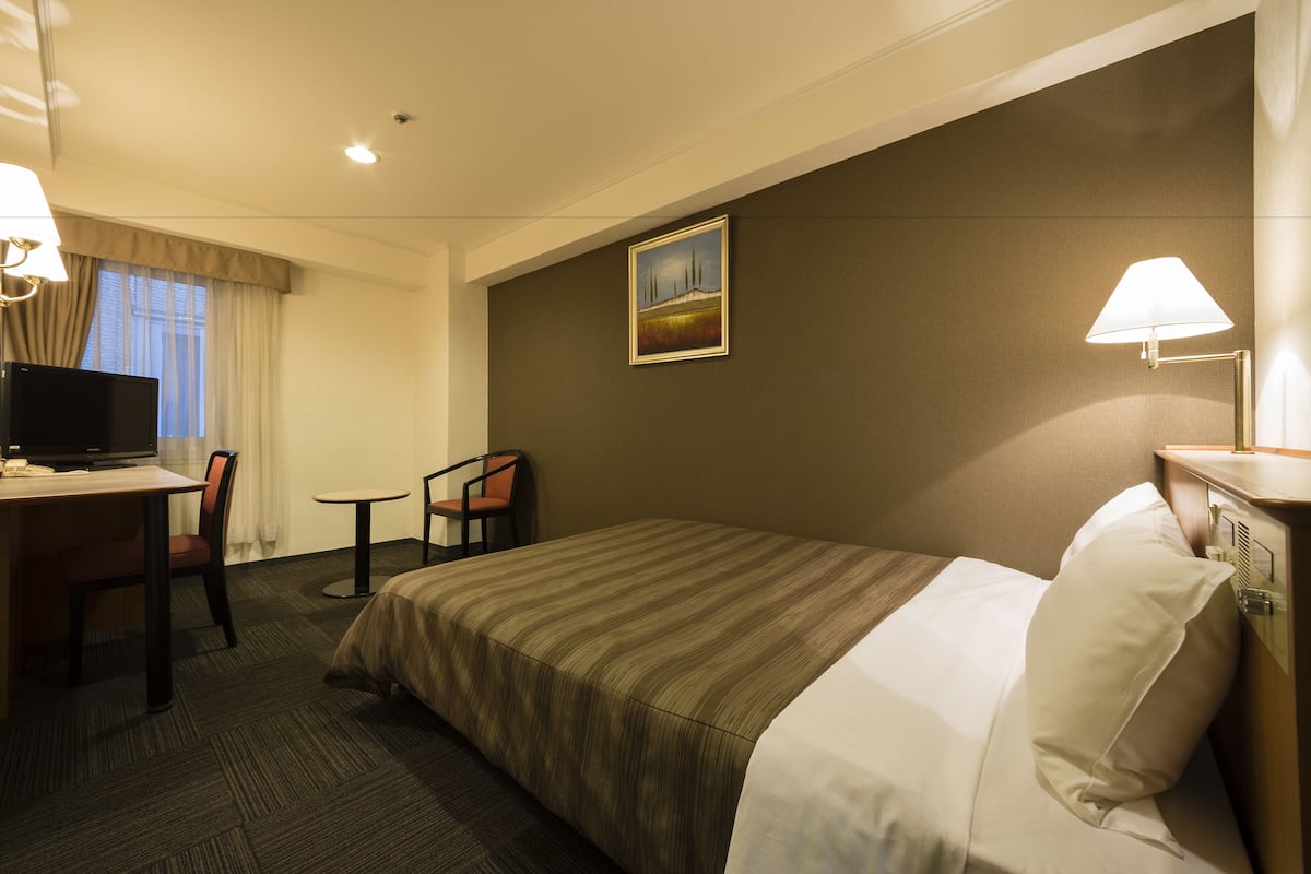 Desk, WiFi, bed sheets
