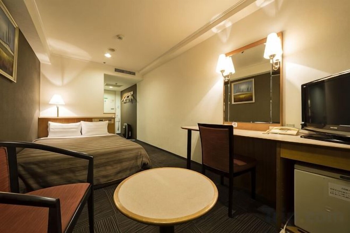 Desk, WiFi (free), bed sheets