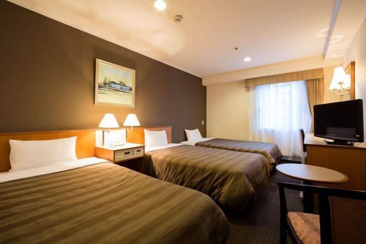 Desk, WiFi, bed sheets