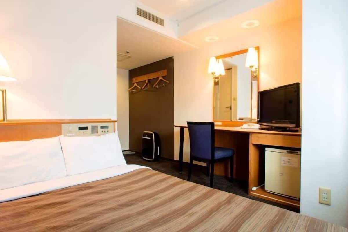 Desk, WiFi, bed sheets