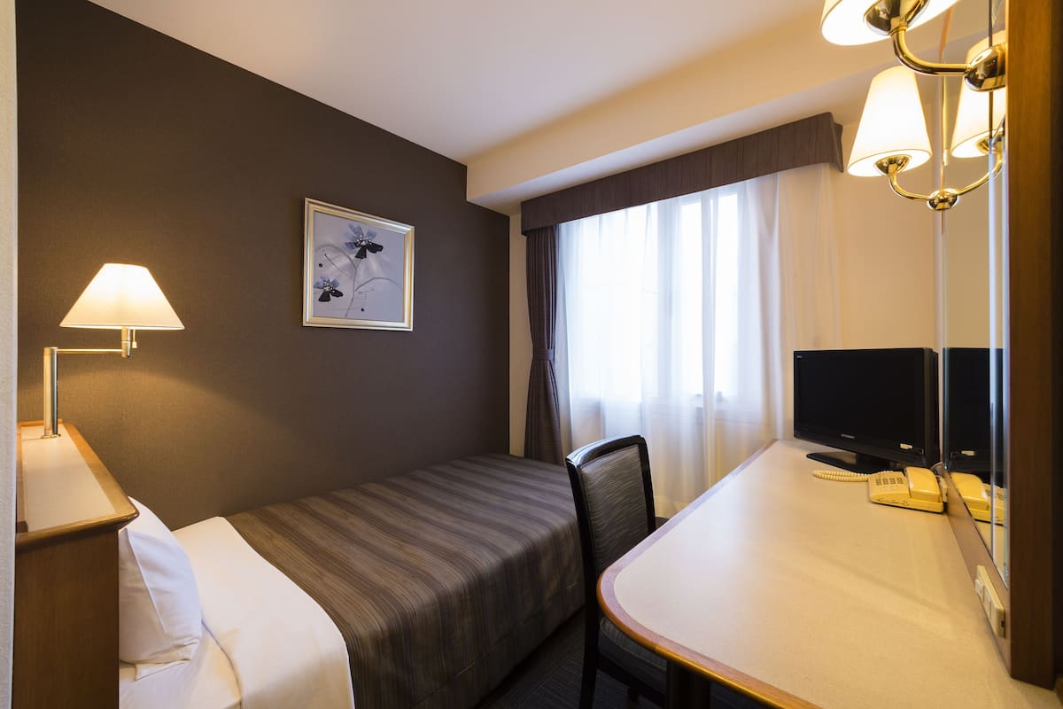 Desk, WiFi, bed sheets