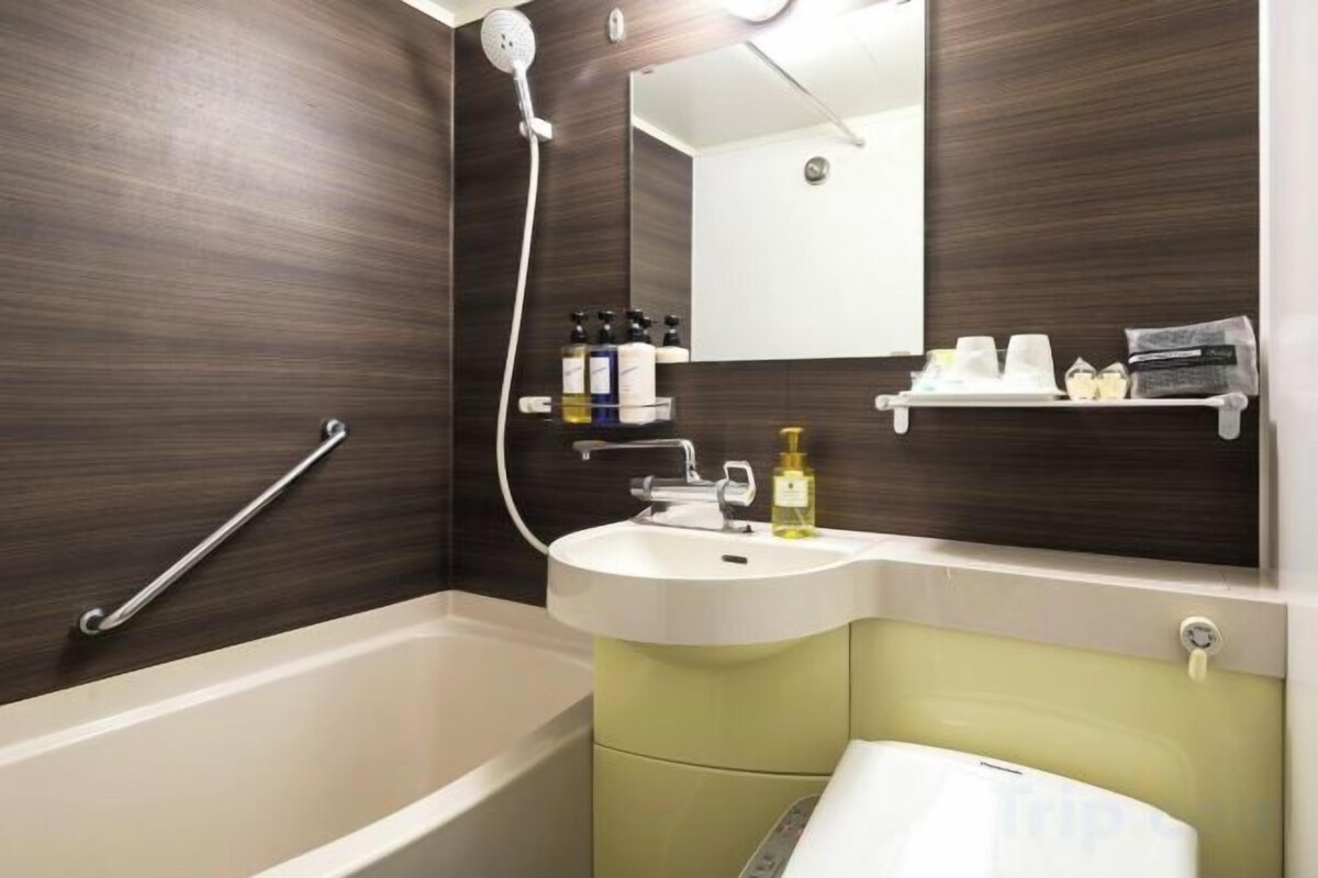 Combined shower/tub, free toiletries, hair dryer, slippers