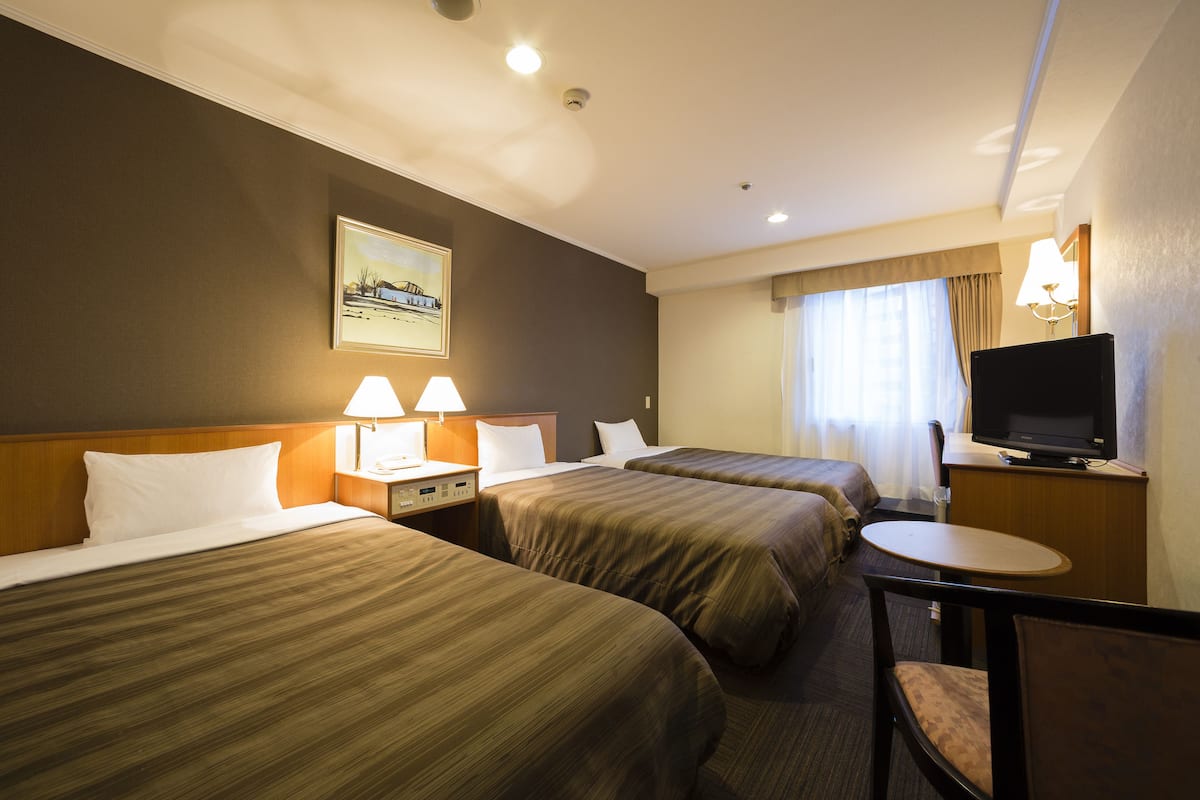 Desk, WiFi, bed sheets