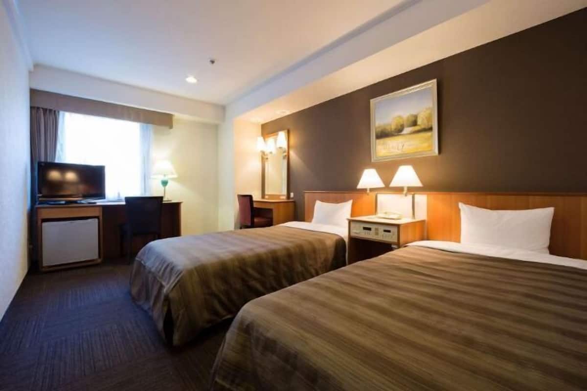Desk, WiFi, bed sheets