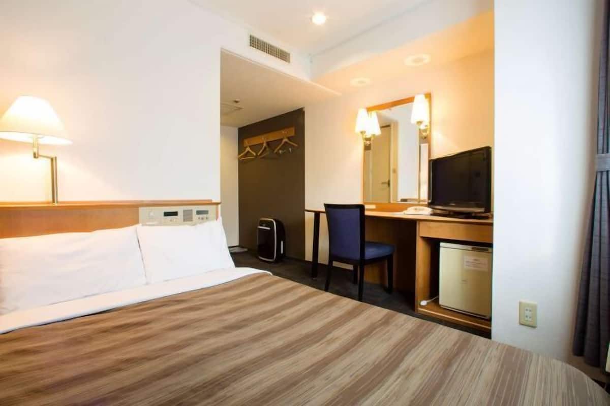 Desk, WiFi, bed sheets