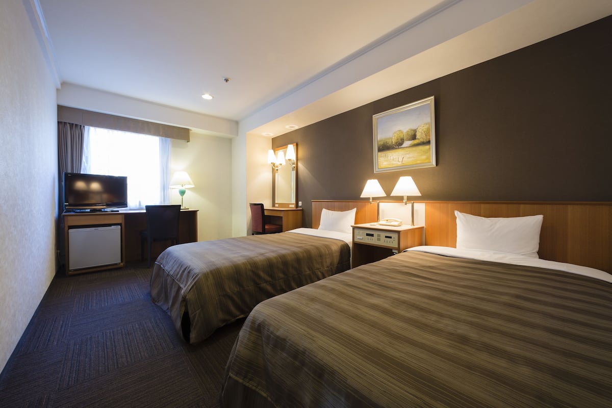 Desk, WiFi, bed sheets