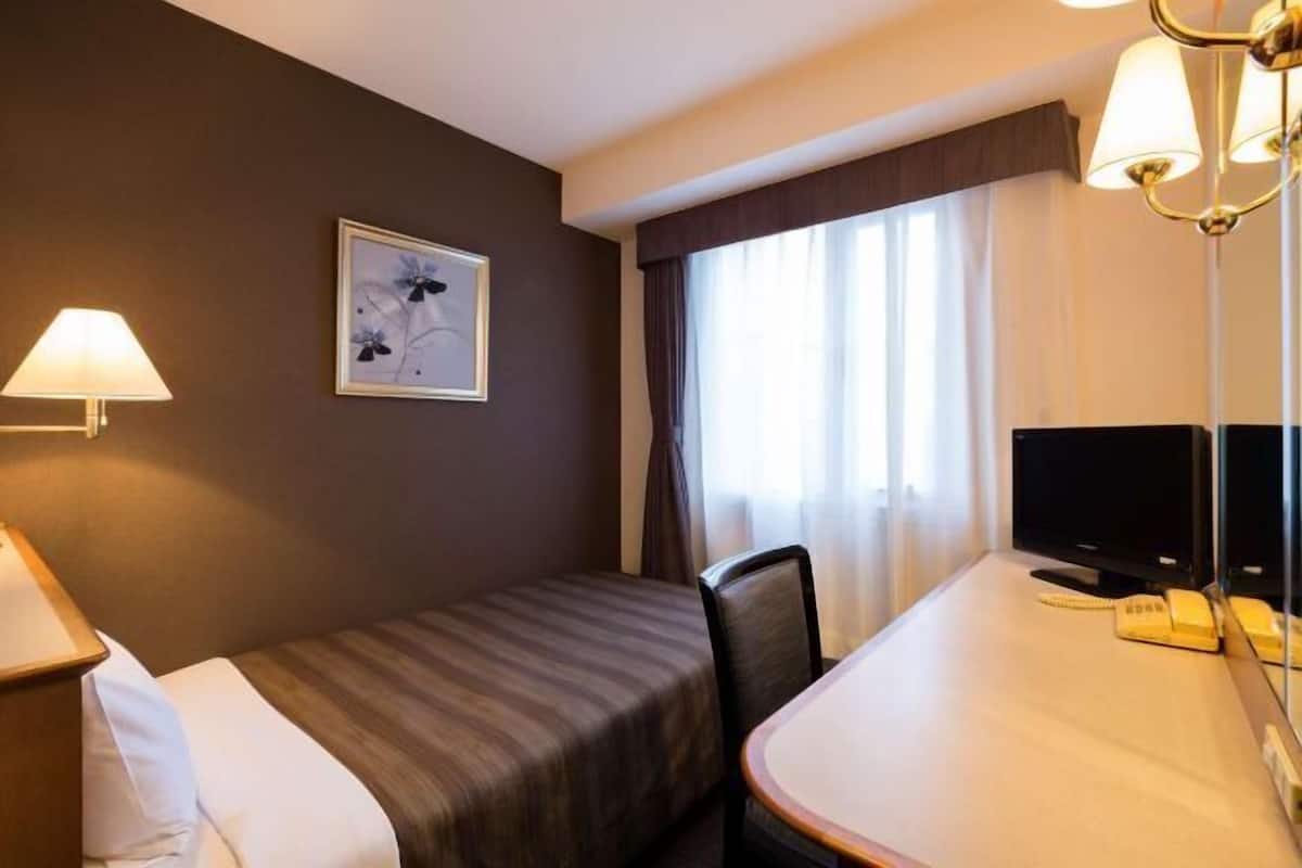 Desk, WiFi, bed sheets