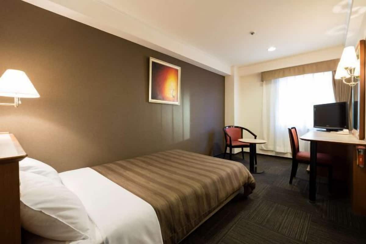 Desk, WiFi, bed sheets