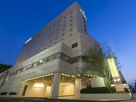 施設の正面 (日没後)