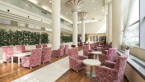 A spacious lobby with high ceilings, large columns, and a variety of seating arrangements including sofas and chairs. - Ark Hotel Okayama (Okayama)