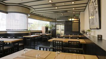 2 restaurants; breakfast, lunch, and dinner served