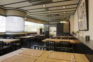 2 Restaurants; Frühstück, Mittagessen und Abendessen werden serviert