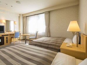 Una scrivania, tende oscuranti, ferro/asse da stiro, Wi-Fi gratuito