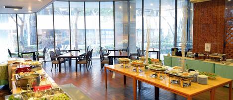 Daily buffet breakfast (JPY 1980 per person)