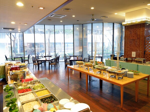Daily buffet breakfast (JPY 1980 per person)