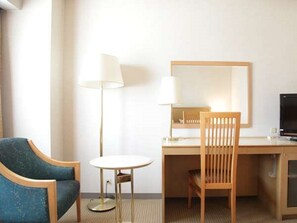 Escriptori, habitacions insonoritzades, wifi gratuïta i roba de llit 