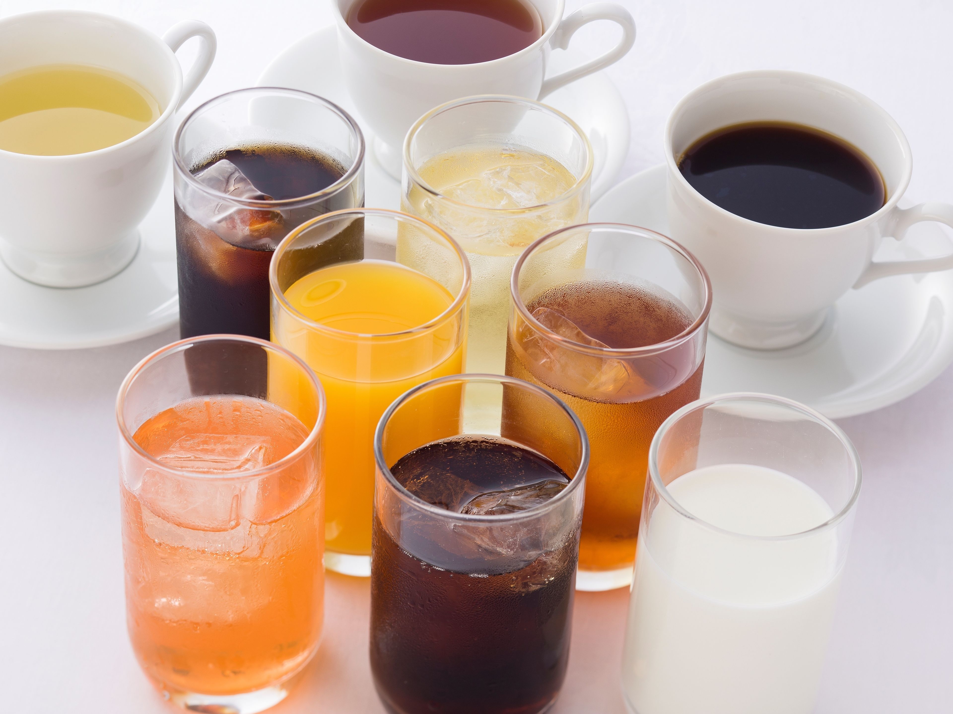 Diverse dranken in verschillende bekers en glazen.