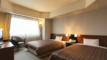 Escritorio, cortinas blackout y tabla de planchar con plancha