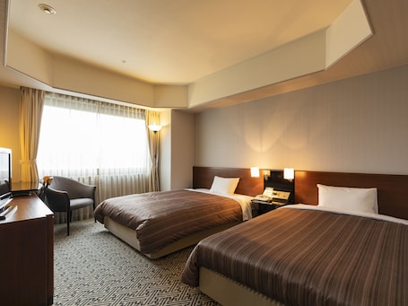 Escritorio, cortinas blackout y tabla de planchar con plancha