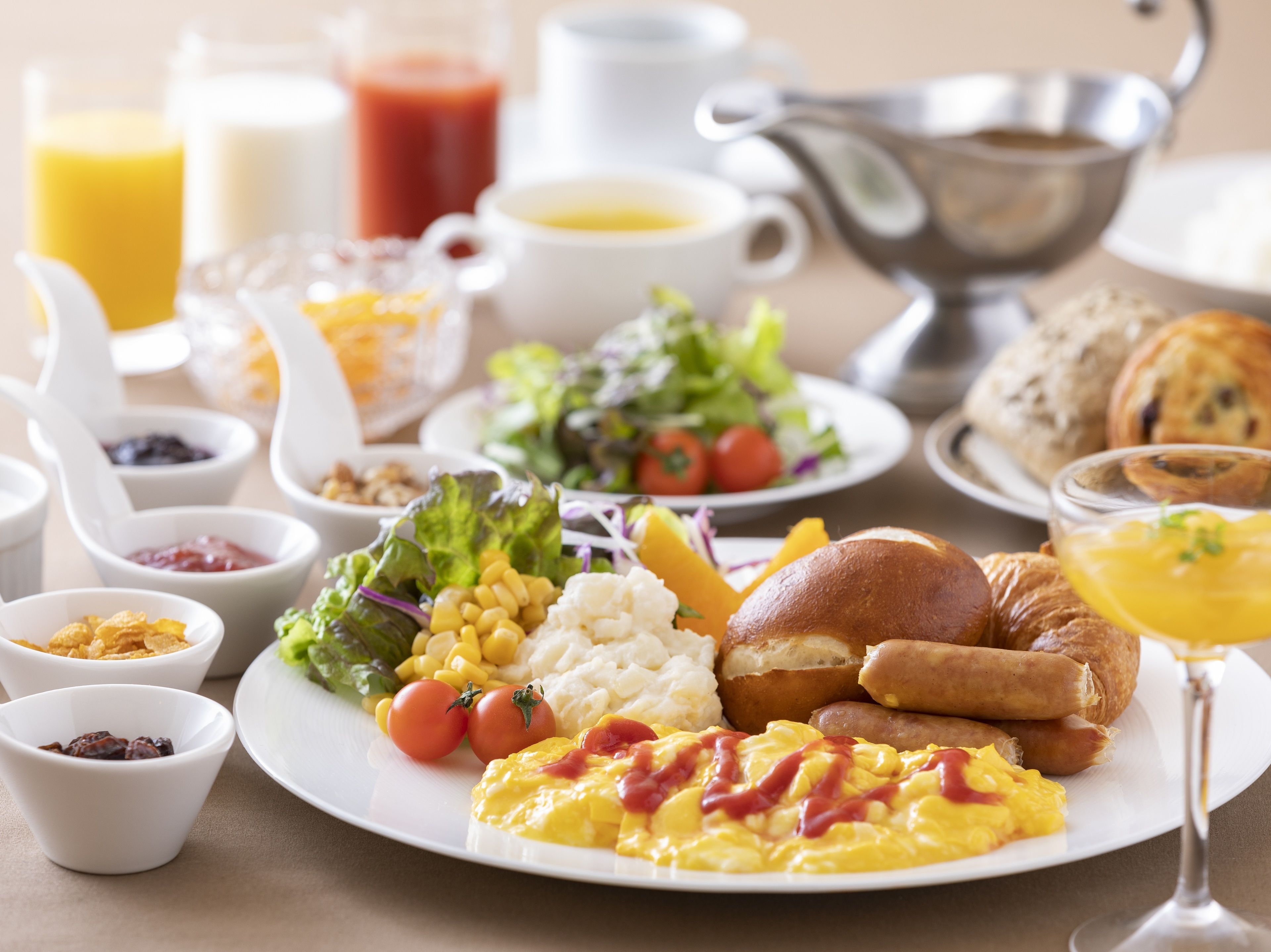 A breakfast plate with eggs, sausages, and toast.