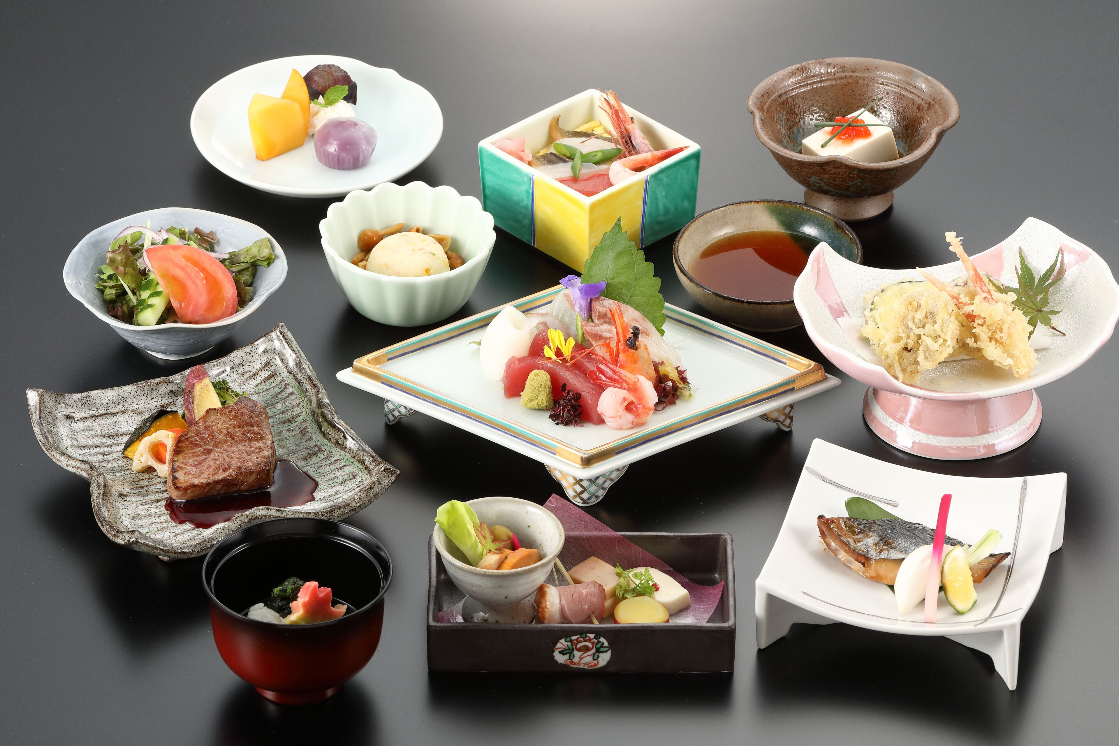 Een verscheidenheid aan Japanse gerechten op een tafel.