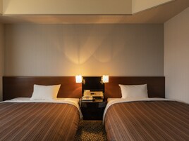 Escritorio, cortinas blackout y tabla de planchar con plancha 