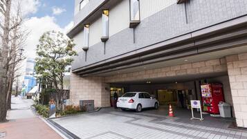 Self parking (JPY 1200 per night)