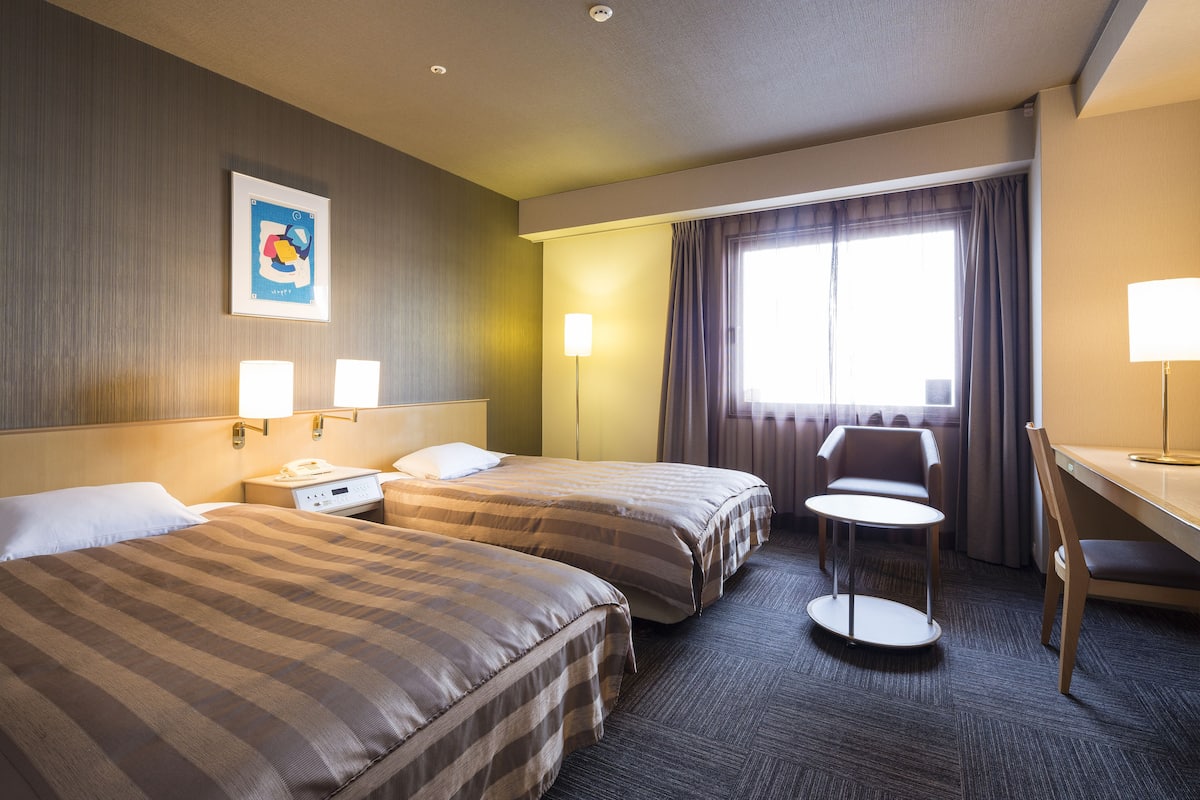 Down duvets, desk, free WiFi, bed sheets