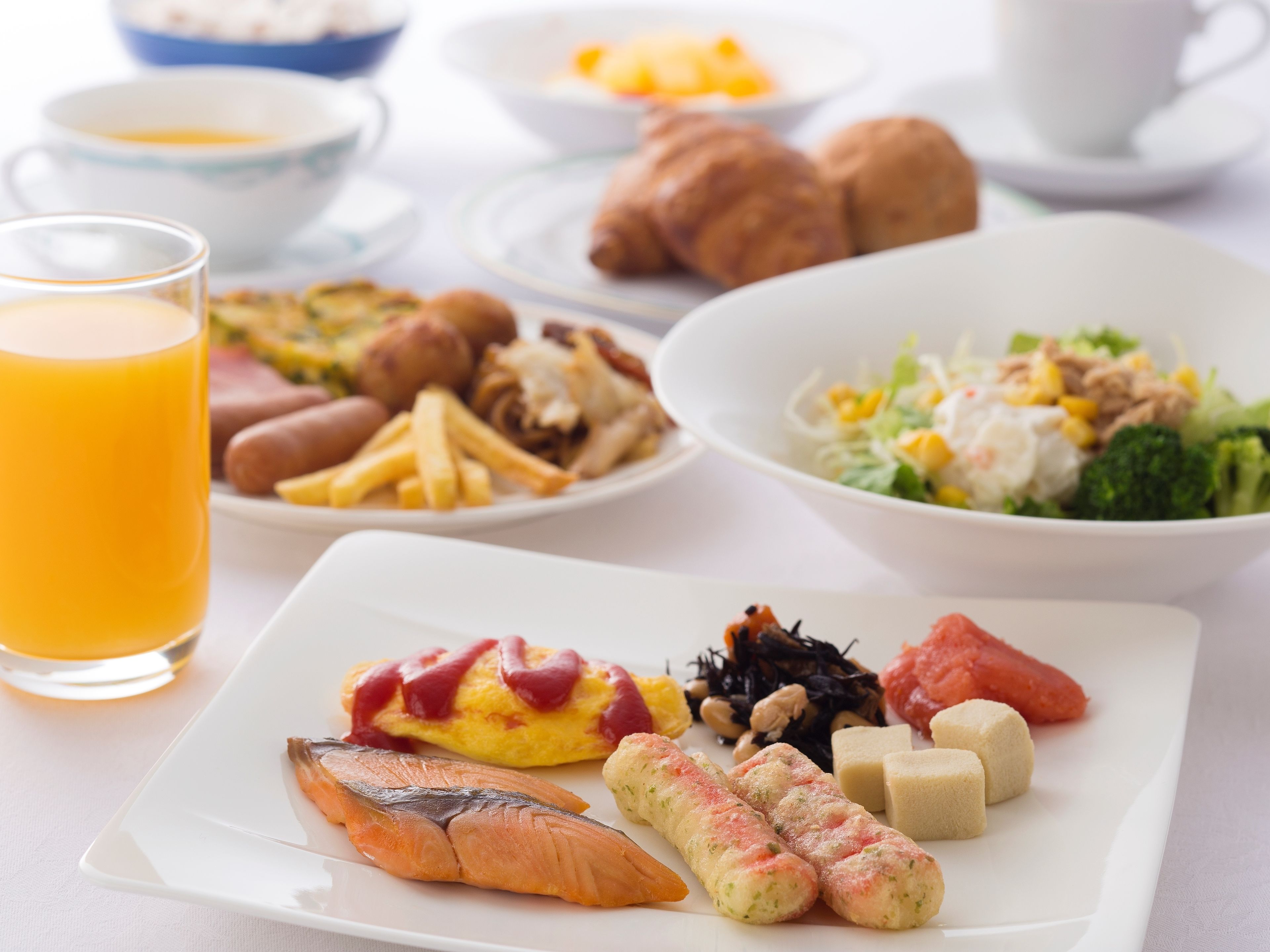 Desayuno con diversas opciones, como salmón, huevos y verduras.