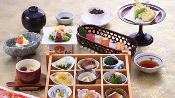 Una presentación tradicional de comida japonesa con diversos platos y utensilios.