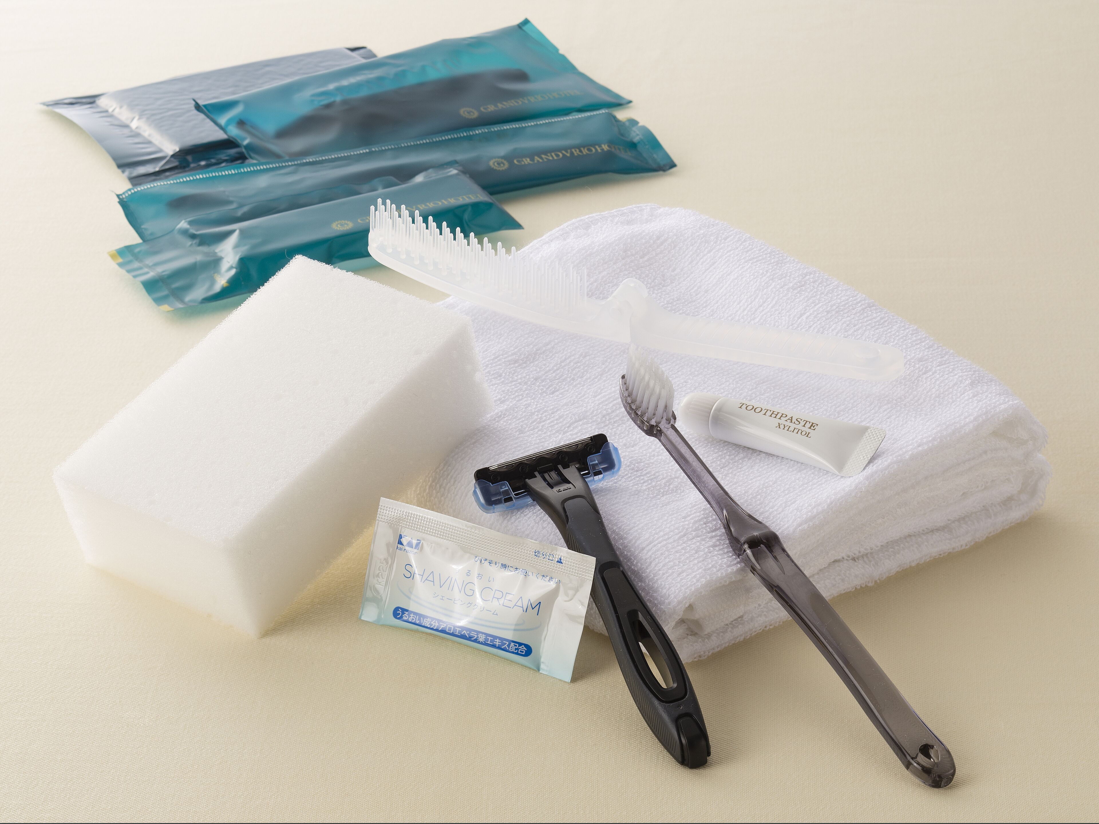 combined shower/bathtub, free toiletries, slippers, electronic bidet