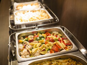 Petit déjeuner buffet servi tous les jours en supplément