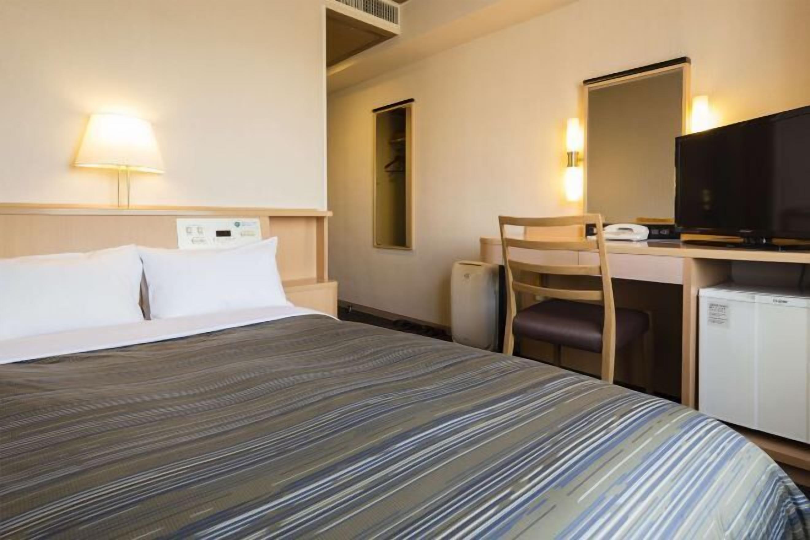 Een bureau, beddengoed